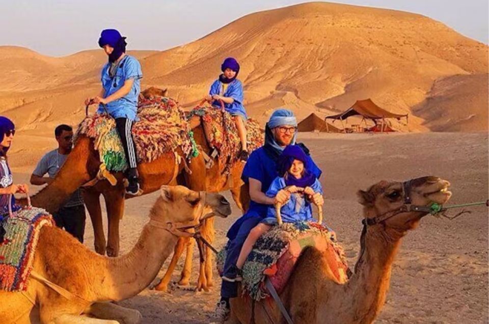 Da Marrakech: Tour dei cammelli al tramonto di Agafay con cena e spettacolo