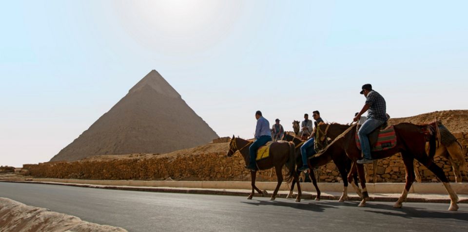 Giza: Tour a cavallo arabo intorno alle piramidi di Giza