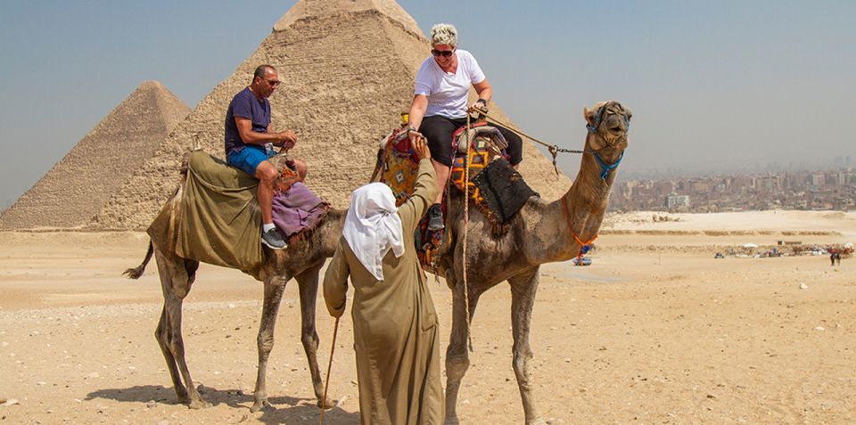 Tour Guidato al Tramonto in Cammello alle Grandi Piramidi di Giza